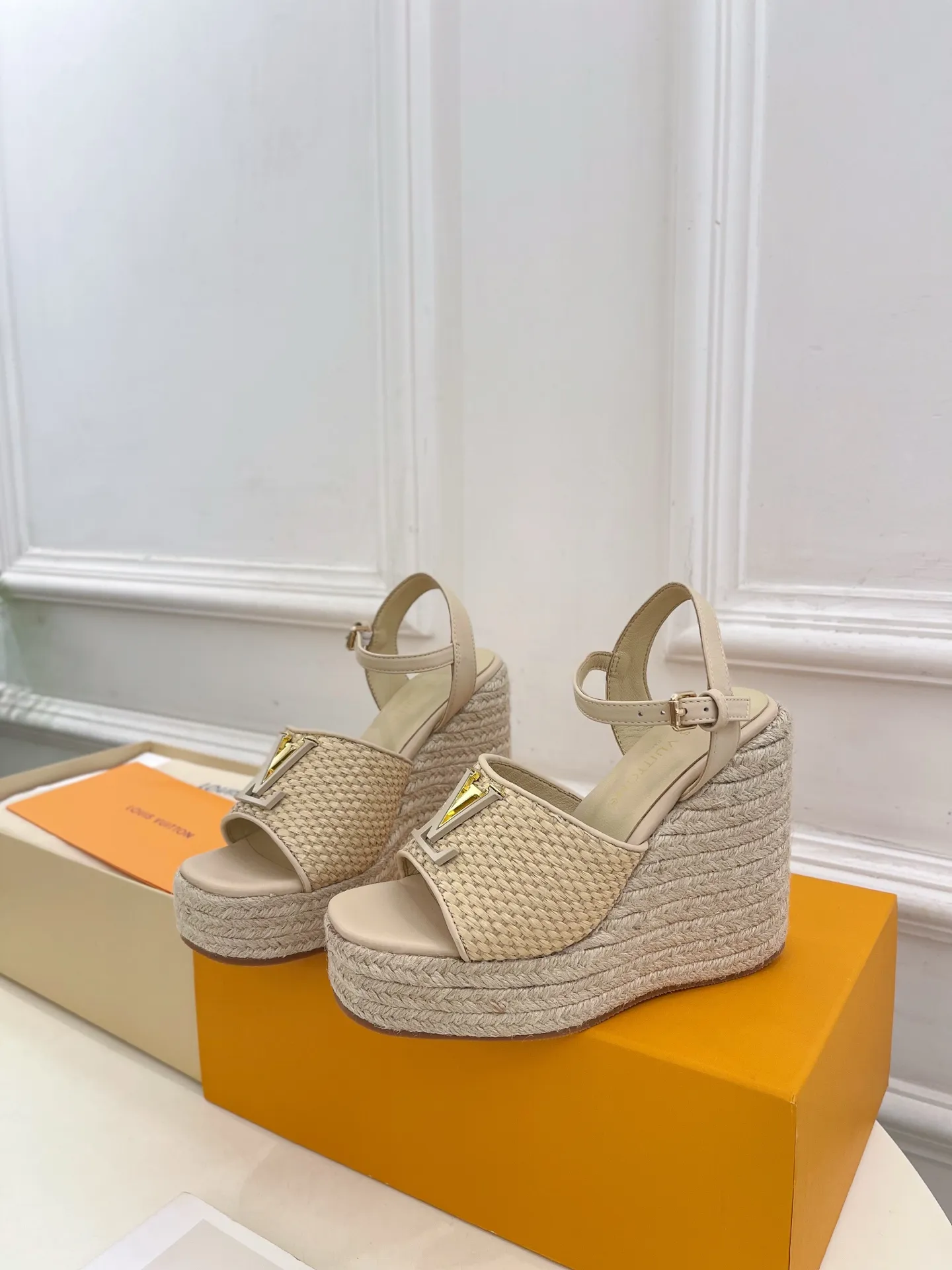 👟👟Ex-factory price 640👟👟 LV | Louis Vuitton 25𝐬𝐬 🧡💚2025 spring and summer new style top version‼ ️The original version is the same. The counter focuses on the latest LV ISOLA hollow hemp rope wedge sandals. New hard goods. ❥BS purchasing level! Full of high-end feel! A popular model among bloggers at home and abroad, it’s retro and fashionable and looks amazing on your feet! Mainly recommended model on the official website★ ━━━━━ ЅᏇєєt ━━━━━ ▪️Upper: original customized calfskin ▪️Lining: imported sheepskin ▪️Outsole: original molded outsole ▪️Heel height: 12cm, water platform 3.5cm ▪️Shoe size: 35-39 (40, 41 customized)